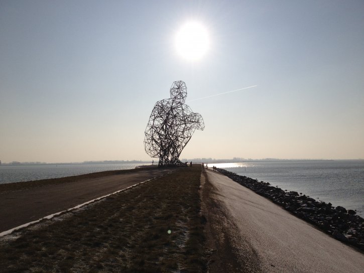 Zittende man lijkt te genieten van de zon.JPG