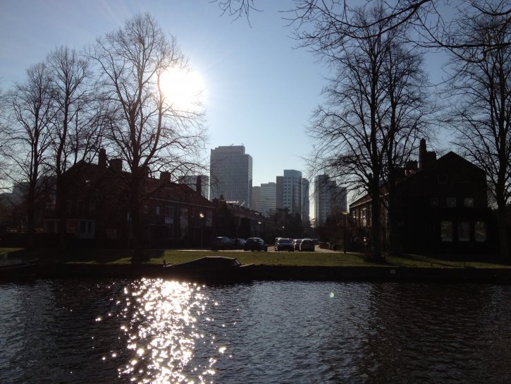 Water, woonwijk, skyline, zon.JPG