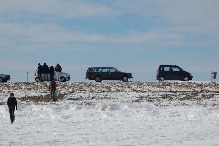 Autos op dijk.JPG